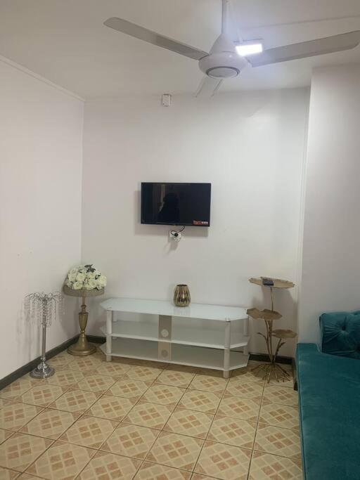 نادي Modern With Class Near Airport المظهر الخارجي الصورة